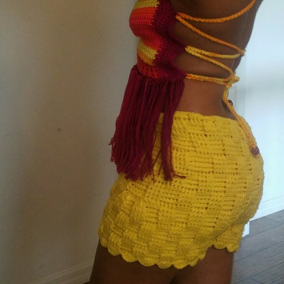 Summer Festival croptop and shorts - Picture 2 of 5